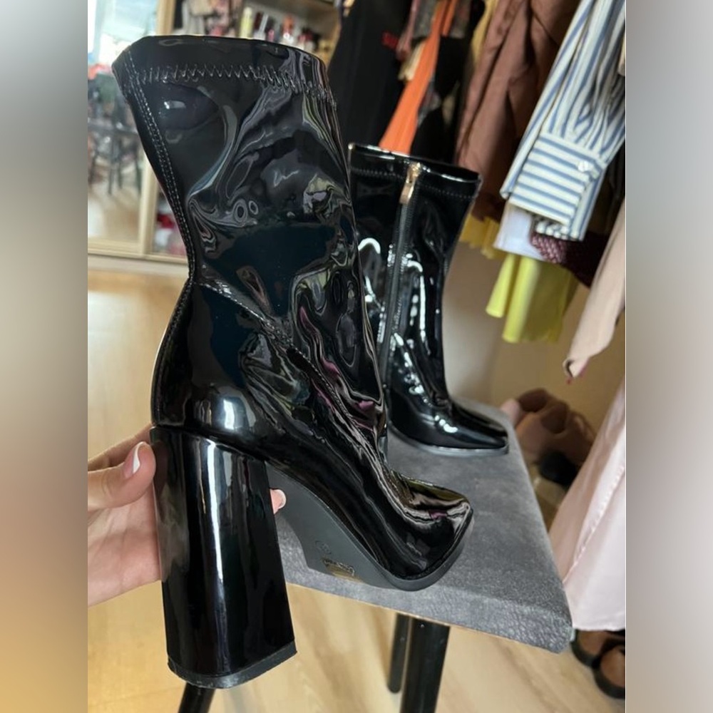 Ankle boots. Soft varnish. Heel 10 cm. Very stable.Made in Italy 
Size:6,5